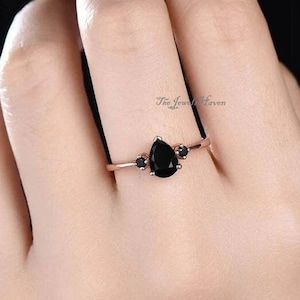 Anillo de compromiso de tres piedras con ónix negro en forma de pera: oro rosa de 14 k