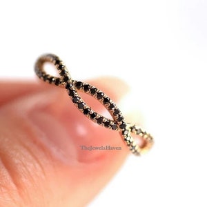 Anillo cruzado de oro de 14 quilates: alianza de boda infinita de espina dorsal negra