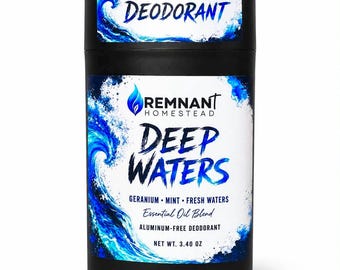Könnte beinhalten: Ein schwarzer, zylindrischer Deodorant-Stick mit einem weißen Etikett, das eine blaue Meereswelle zeigt. Der Text lautet: ALL-DAY NATURAL DEODORANT, REMNANT HOMESTEAD, DEEP WATERS, GERANIUM MINT FRESH WATERS, Essential Oil Blend, ALUMINUM-FREE DEODORANT, NET WT. 3.40 OZ.