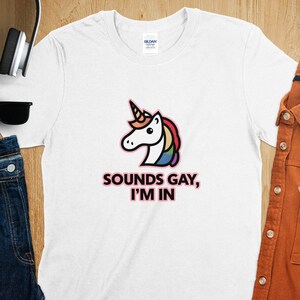 Camiseta con el mensaje "Suena gay, estoy dentro" - Linda camiseta de dibujos animados de unicornio arcoíris LGBTQ+, regalo perfecto para amigos, ropa queer divertida y lúdica