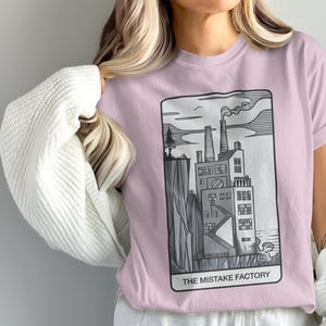 Chemise de l'unité de production du chaos, t-shirt de carte de tarot avec autodérision, humour existentiel drôle, t-shirt sarcastique sur la santé mentale, cadeau original à raconter