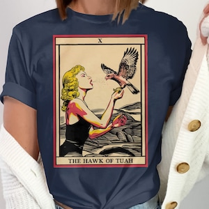 Le faucon de Tuah Meme Tarot Card T-shirt - T-shirt drôle inspiré de meme pour des cadeaux pour des amis, des frères et d'autres personnes qui veulent cracher dessus