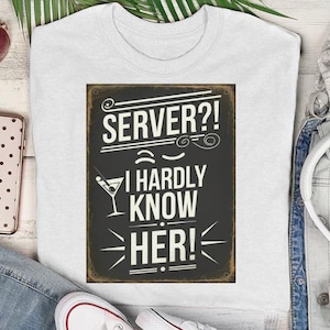 Peut inclure: T-shirt blanc avec un motif rectangulaire noir indiquant "SERVER?! I HARDLY KNOW HER!" en texte blanc. L'image comprend des lunettes de soleil, un téléphone, du rouge à lèvres, un jean et un sweat à capuche gris.