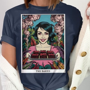 Camiseta The Baked Tarot Card – Design humorístico de Stoner, presente perfeito para entusiastas de cannabis e amantes de tarô e padeiros Wake and Bake Humor