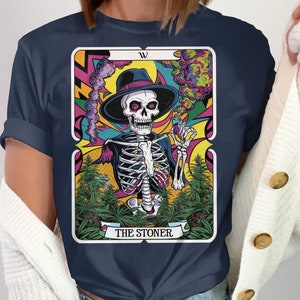 Das Stoner Tarot-Karten-T-Shirt - Skelett, das Gelenk-Design raucht, perfektes Geschenk für Cannabis-Liebhaber und Tarot-Enthusiasten