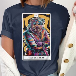 Das Sexy Beast Tarot Karten T-Shirt - Stylish Beast in Suit Design, perfektes Geschenk für Trendsetter und Tarot Enthusiasten
