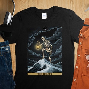 T-shirt pour cartes de tarot The Hermit - Représentation d'un squelette pour les introvertis, les personnes socialement anxieuses et les amateurs de tarot