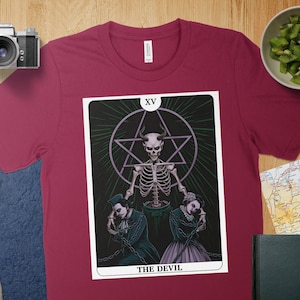 XV The Devil Card Skeleton Tarot Camiseta - Camiseta gótica oculta para lectores de tarot, entusiastas de lo oculto y fanáticos de la moda gótica
