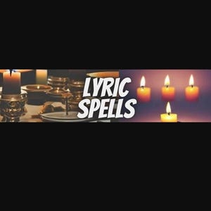 K&ouml;nnte beinhalten: Ein Banner mit dem Text "LYRIC SPELLS" in wei&szlig;en Buchstaben auf schwarzem Hintergrund. Das Banner ist in zwei Abschnitte unterteilt. Die linke Seite zeigt einen Tisch mit brennenden Kerzen und Kerzenhaltern. Die rechte Seite zeigt f&uuml;nf brennende Kerzen auf einem violetten Hintergrund.