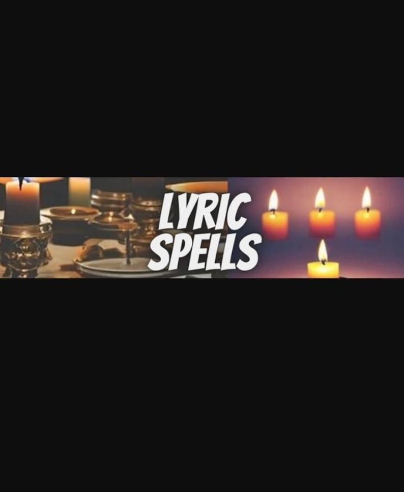 K&ouml;nnte beinhalten: Ein Banner mit dem Text "LYRIC SPELLS" in wei&szlig;en Buchstaben auf schwarzem Hintergrund. Das Banner ist in zwei Abschnitte unterteilt. Die linke Seite zeigt einen Tisch mit brennenden Kerzen und Kerzenhaltern. Die rechte Seite zeigt f&uuml;nf brennende Kerzen auf einem violetten Hintergrund.