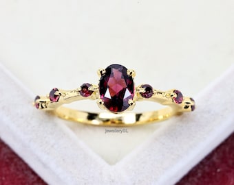 Anillo de oro amarillo con granate: anillo con piedra de nacimiento de corte ovalado