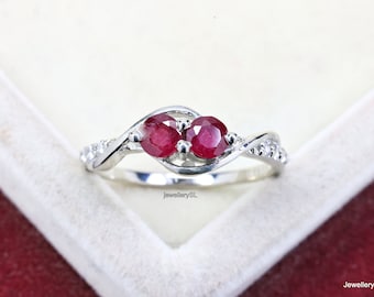 Robijnbeloftering: sterlingzilveren juli-geboortesteenring