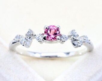 Anillo de plata esterlina con turmalina rosa: piedra natal de octubre, con un pequeño detalle dorado.