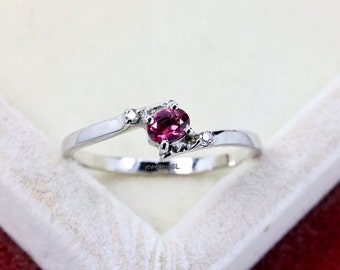 Bague ovale en rhodolite, bague en or 14 carats grenat, pierre de naissance de janvier, jonc en argent sterling, bague trois pierres, cadeau d'anniversaire élégant pour elle