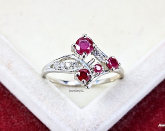 Sterlingzilveren ring met meerdere robijnen: ronde geslepen rode edelsteen