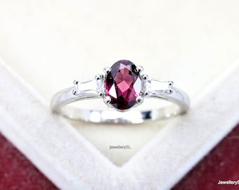 Anillo de plata esterlina con granate ovalado: anillo de promesa con detalles en oro de 14 quilates