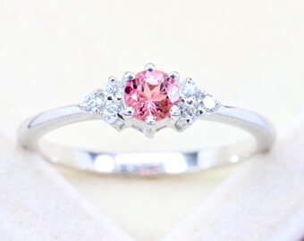Anillo de turmalina rosa: delicado anillo de plata de ley con la piedra natal de octubre.
