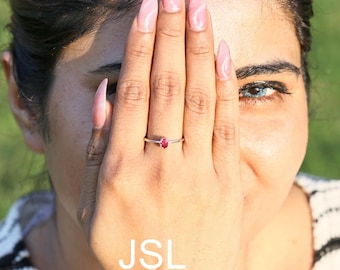 Naturlig rubin oval slipad ring, sterlingsilver, juli födelsesten, eleganta vardagssmycken