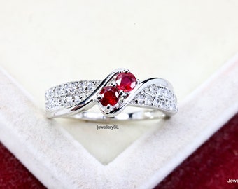 Twee robijnen sterlingzilveren beloftering: verlovingsring geboortesteen juli