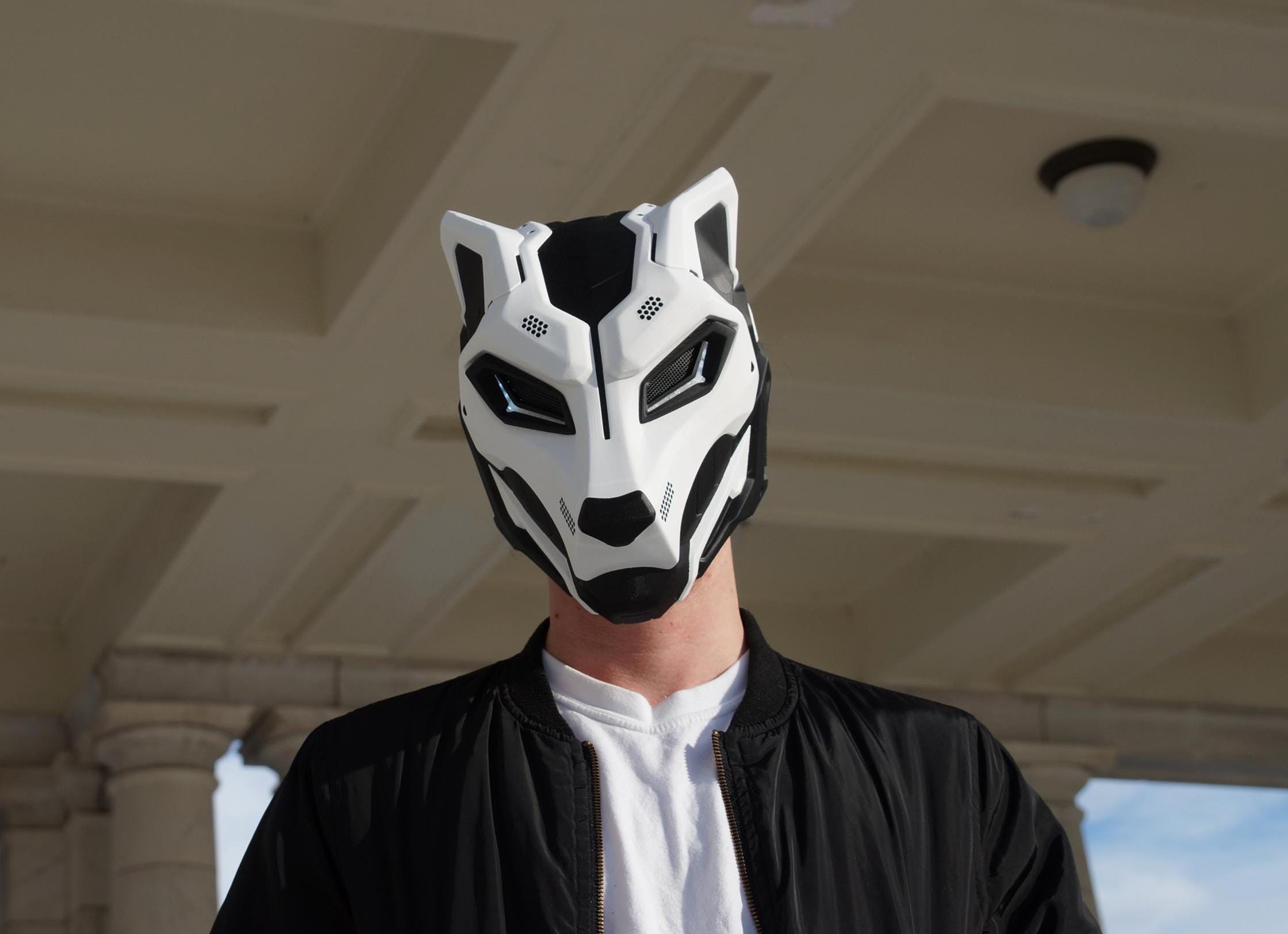 サイバーウルフマスク - カスタムカラーとライト、未来的な狼のマスク