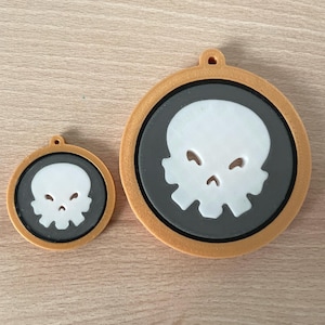 Brelok inspirowany Szkołą Śmierci Wizard101 – prezent dla fanów Wizard101, prezent do skarpety, wisiorek, gadżet do noszenia, akcesorium, plecak