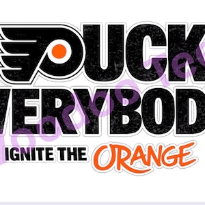 Könnte beinhalten: Ein weißer Aufkleber mit dem Text "PUCK EVERYBODY" in schwarzer, abgenutzter Schrift. Das Logo der Philadelphia Flyers befindet sich über dem Wort "PUCK". Darunter steht "IGNITE THE ORANGE" in Weiß und Orange.