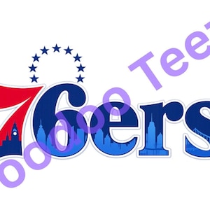 Könnte beinhalten: Ein weißes Grafikdesign mit dem Text "76ers" in Blau, einer roten "7" und einer Skyline-Silhouette. Über dem Text befindet sich ein Sternenring. Das Bild hat die Texte "Voodoo Teez" und "Teez" in Lila.