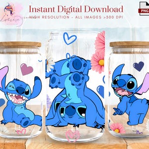 Op de afbeelding: Drie glazen potten met deksels, elk met een ander ontwerp van Stitch uit Lilo & Stitch. De potten hebben een blauwe en witte achtergrond met roze harten en bloemen.
