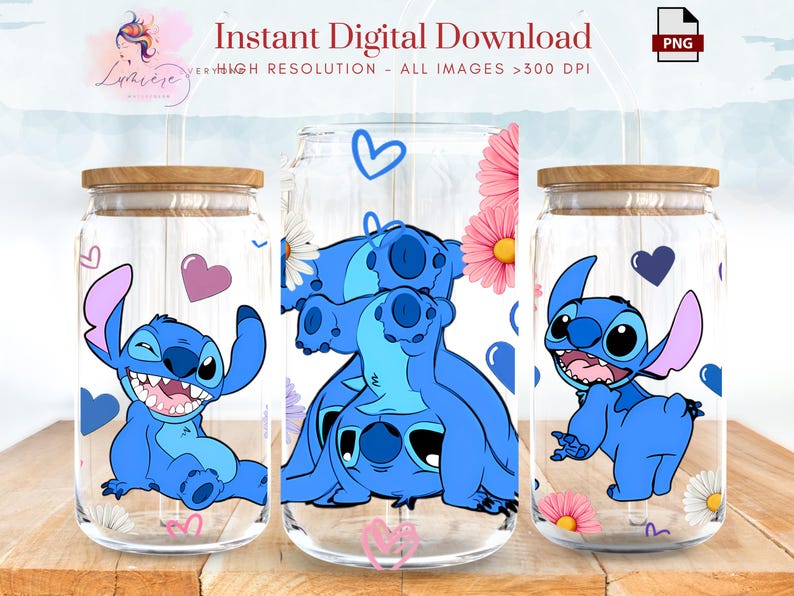 Op de afbeelding: Drie glazen potten met deksels, elk met een ander ontwerp van Stitch uit Lilo & Stitch. De potten hebben een blauwe en witte achtergrond met roze harten en bloemen.