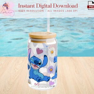 Op de afbeelding: Een transparante glazen beker met een bamboe deksel en een rietje. De beker heeft een ontwerp met Stitch van Lilo & Stitch, harten en bloemen.