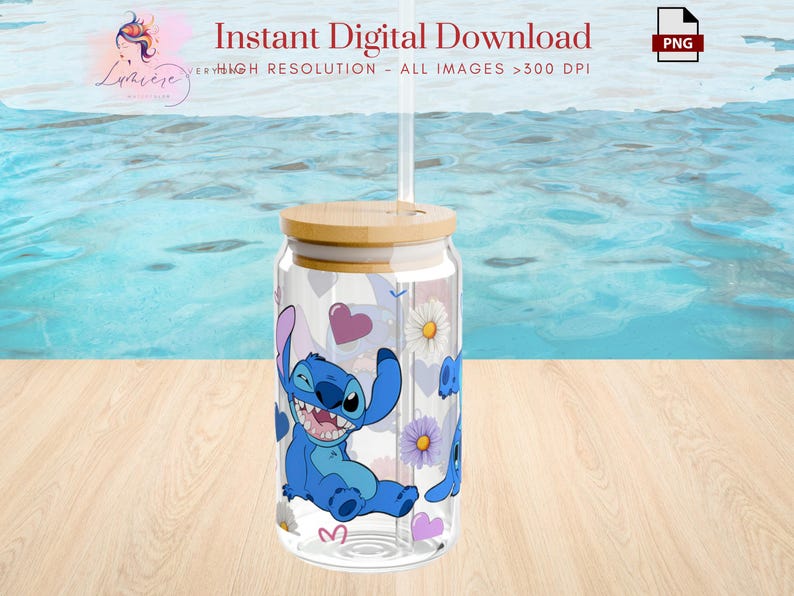 Op de afbeelding: Een transparante glazen beker met een bamboe deksel en een rietje. De beker heeft een ontwerp met Stitch van Lilo & Stitch, harten en bloemen.