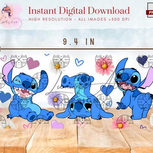 Op de afbeelding: Drie blauwe Stitch-personages uit Lilo & Stitch, met grote ogen en brede glimlachen, zijn omringd door roze harten en witte madeliefjes. De personages bevinden zich op een houten achtergrond. De afbeelding is 9,4 inch breed en 4,1 inch hoog.