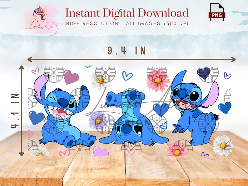 Op de afbeelding: Drie blauwe Stitch-personages uit Lilo & Stitch, met grote ogen en brede glimlachen, zijn omringd door roze harten en witte madeliefjes. De personages bevinden zich op een houten achtergrond. De afbeelding is 9,4 inch breed en 4,1 inch hoog.