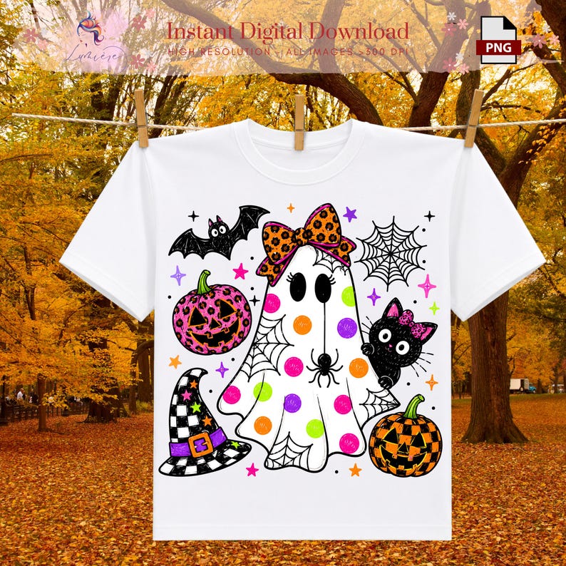 以下が含まれることがあります： カラフルなハロウィンのグラフィックがプリントされた白いTシャツ。ヒョウ柄のリボンをつけたゴースト、黒猫、チェック柄の魔女の帽子、ヒョウ柄とチェック柄の2つのカボチャ、クモ、クモの巣、小さな星が描かれています。