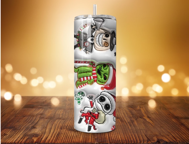 Puede incluir: Un vaso blanco con personajes de Pesadilla antes de Navidad. El dise&ntilde;o incluye a Jack Skellington con gorro de Pap&aacute; Noel, el Grinch y otros elementos festivos. El vaso tiene una pajita y est&aacute; sobre un fondo borroso.