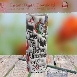 Puede incluir: Un vaso blanco con un dise&ntilde;o festivo con personajes y texto de "Pesadilla antes de Navidad". El vaso incluye la frase "Twas The Night Before Christmas" y varios gr&aacute;ficos tem&aacute;ticos navide&ntilde;os. Se ve una pajita y una tapa verdes.