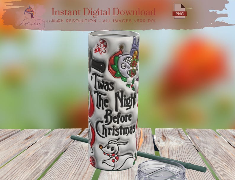 Puede incluir: Un vaso blanco con un dise&ntilde;o festivo con personajes y texto de "Pesadilla antes de Navidad". El vaso incluye la frase "Twas The Night Before Christmas" y varios gr&aacute;ficos tem&aacute;ticos navide&ntilde;os. Se ve una pajita y una tapa verdes.