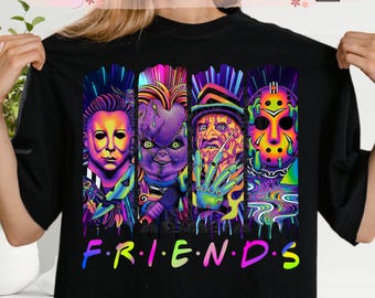 以下が含まれることがあります： 黒いTシャツ。4人のホラー映画のキャラクターの鮮やかなグラフィックが特徴です。デザインには、マイケル・マイヤーズ、チャッキー、フレディ・クルーガー、ジェイソン・ボーヒーズが含まれており、「FRIENDS」という言葉がカラフルに表示されています。