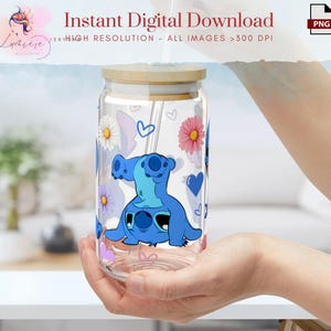 Op de afbeelding: Een heldere glazen tumbler met een bamboe deksel en een blauw cartoonfiguur met een rietje. De tumbler heeft een bloemenontwerp met roze en witte bloemen en harten.