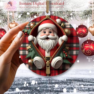 Puede incluir: Un adorno navideño de cuadros rojos y blancos con una cremallera que se abre para revelar a un Papá Noel sonriente que asoma. El adorno está decorado con acebo verde y estrellas doradas.