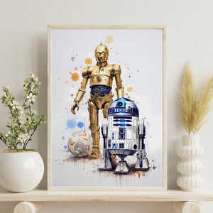 Może przedstawiać: Wydruk w ramie akwarelowej ilustracji C-3PO i R2-D2 z Gwiezdnych Wojen. Tło jest jasnoniebieskie z plamami pomarańczowej i niebieskiej farby.