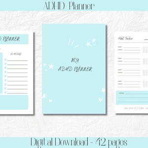 Könnte beinhalten: Ein digitaler Planer mit hellblauem Hintergrund und weißen Sternen und Schmetterlingen. Der Planer enthält Abschnitte für "Heutiger Fokus", "Zeitplan" und "Gewohnheits-Tracker". Der Text "Mein ADHD-Planer" ist in schwarzer Kursivschrift auf dem Cover geschrieben.
