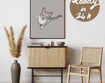 Op de afbeelding: Een ingelijste kunstdruk met een gestileerde illustratie van een grijze en witte kat die omhoog kijkt. Het kunstwerk staat tegen een grijze achtergrond. Een bruine cirkel met de tekst "Ready in 24 h" staat rechts.