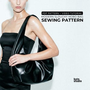 Może przedstawiać: Na zdjęciu czarna, luźna torba hobo z błyszczącym wykończeniem. Torba jest noszona na ramieniu. Tekst na zdjęciu brzmi "PDF PATTERN + VIDEO TUTORIAL MODERN SLOUCHY HOBO BAG SEWING PATTERN."