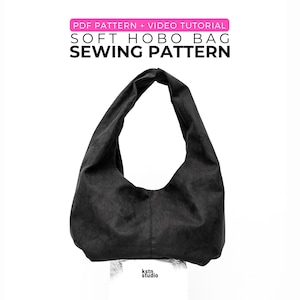 Puede incluir: Un patrón de costura de bolso hobo suave negro. El bolso está hecho de una tela oscura y tiene una forma curva con una sola correa para el hombro. El texto en la parte superior dice "PDF PATTERN + VIDEO TUTORIAL SOFT HOBO BAG SEWING PATTERN."
