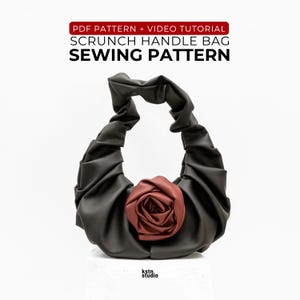 Könnte beinhalten: Eine schwarze Tasche mit gerafftem Griff und einer bordeauxfarbenen Rose. Die Tasche hat ein gerafftes Design und besteht aus einem weichen Material. Der Text auf dem Bild lautet "PDF PATTERN + VIDEO TUTORIAL SCRUNCH HANDLE BAG SEWING PATTERN".