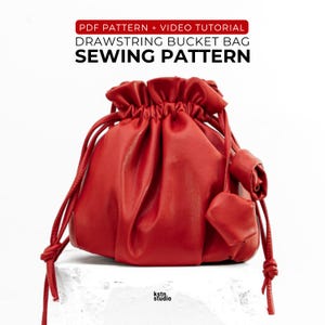 Könnte beinhalten: Ein roter Beutel mit Kordelzug, gerafftem Oberteil und Kordelverschluss. Die Tasche besteht aus einem weichen, strukturierten Material und hat einen kleinen, dekorativen Akzent. Text auf dem Bild: PDF Pattern + Video Tutorial, Drawstring Bucket Bag, Sewing Pattern.