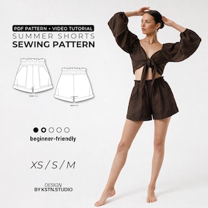 Puede incluir: Una mujer con un conjunto marrón de dos piezas, que incluye un top anudado y unos shorts de cintura alta. La imagen también presenta un patrón de costura para shorts de verano, con el texto "PDF Pattern + Video Tutorial Summer Shorts Sewing Pattern". El patrón es apto para principiantes y está disponible en tallas XS/S/M.