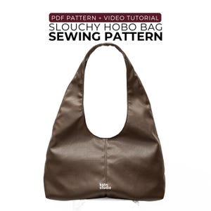 Può includere: Un modello di cucito per borsa hobo morbida marrone con un video tutorial. La borsa è realizzata in un materiale liscio simile alla pelle. Il testo "PDF PATTERN + VIDEO TUTORIAL SLOUCHY HOBO BAG SEWING PATTERN" è in alto.