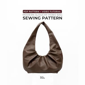 Op de afbeelding: Een bruine, nonchalante hobo-tas gemaakt van een zacht materiaal. De tas heeft een geplooid ontwerp aan de basis en een enkele band. De tekst op de afbeelding luidt "PDF PATTERN + VIDEO TUTORIAL MODERN SLOUCHY HOBO BAG SEWING PATTERN".